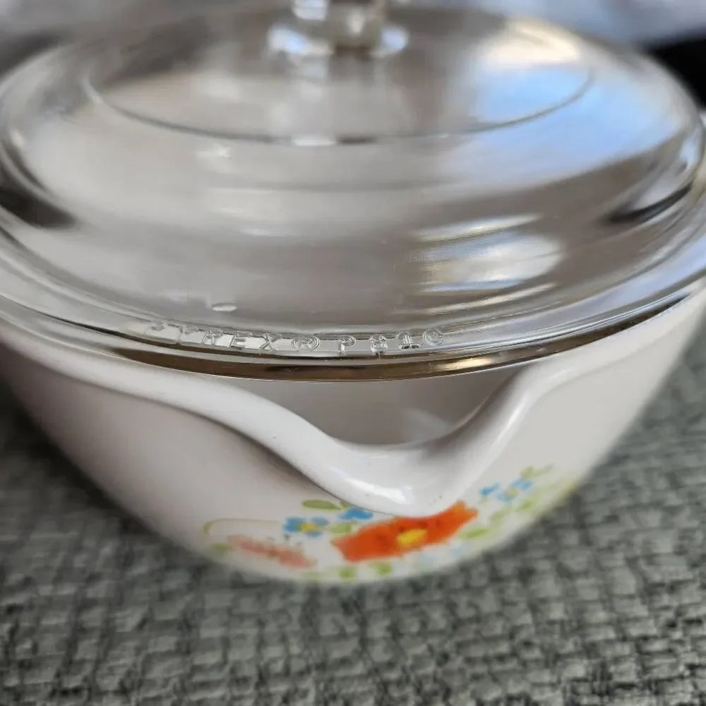 Corningware 2.5 cup 70s white cooling pot matching clear glass lid retro floral
